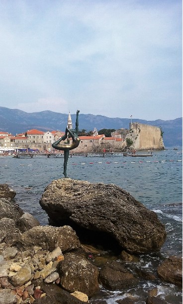 18_tancolo_lany_szobor_budva.jpg