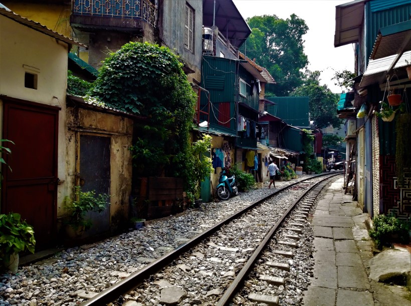 34_train_street_hanoi.jpg