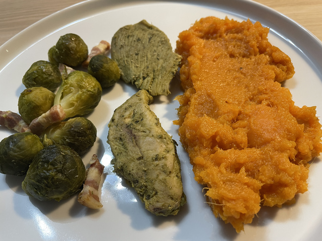 Pestos csirke kelbimbóval és édesburgonyával