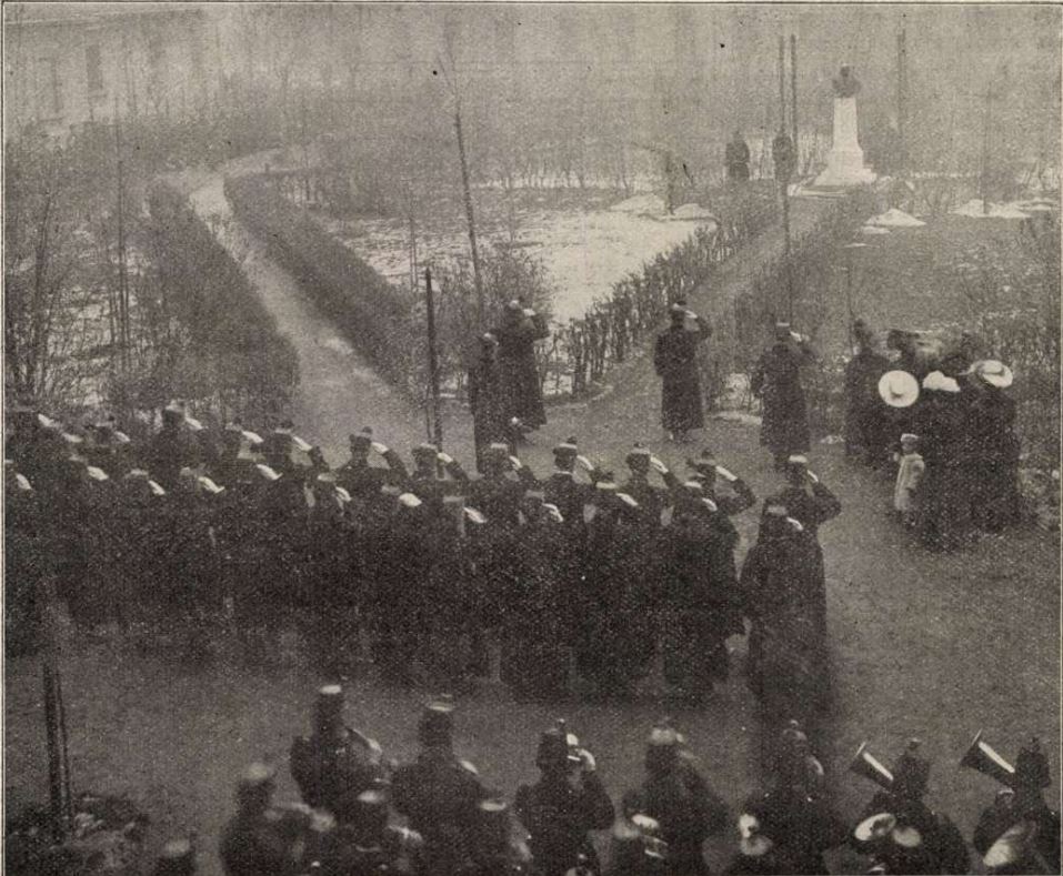 foto_14_1908_12_02_kiralyi_mellszobor_leleplezes_szekeresz-laktanya.JPG