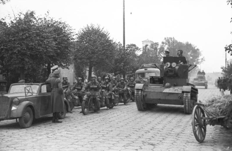 Bundesarchiv_Bild_101I-121-0012-30,_Polen,_deutsch-sowjetische_Siegesparade,_Panzer.jpg