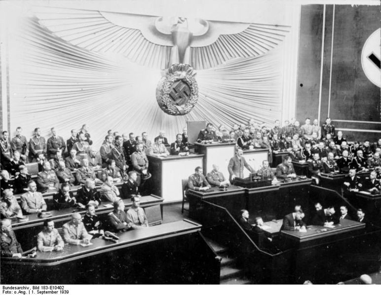 Bundesarchiv_Bild_183-E10402,_Berlin,_Reichstagssitzung,_Rede_Adolf_Hitler.jpg