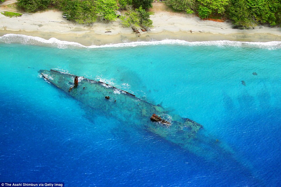 A japán Kinugawa Maru teherhajó roncsa a sekély tengerparti homokba süllyedve a salamon-szigeteki Guadalcanal sziget Tassafaronga partszakaszán. 