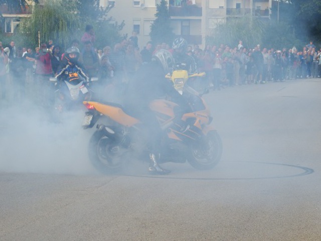 A kör! Így jelölte meg az egyik motoros a rendőrkapitányság előtti aszfaltot!
