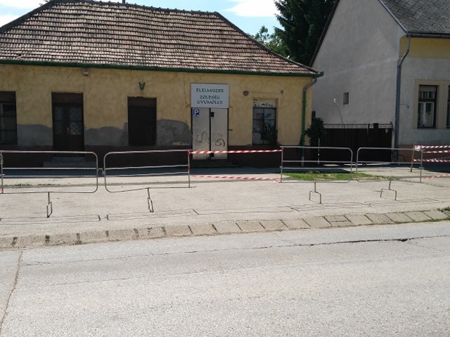 FRISS! Hatalmas, életveszélyes üreget fedeztek fel a bicskei Prohászka Ottokár utca 26. szám előtt!