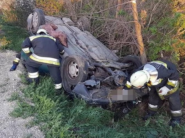 Bicskei tűzoltók mentettek a csúnya, de szerencsés etyeki környéki balesetnél!