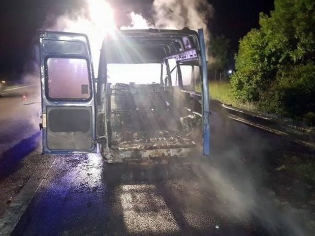 Autóbusz égett az M1-es autópályán - bicskei tűzoltók vonultak menteni!