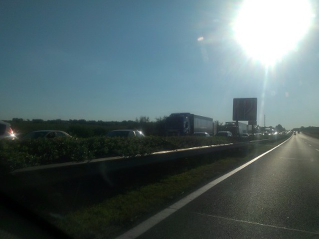 Így nézett ki a pénteki gigadugó az M1-esen!