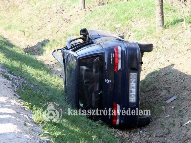 Árokba csapódott egy autó a 811-es úton!