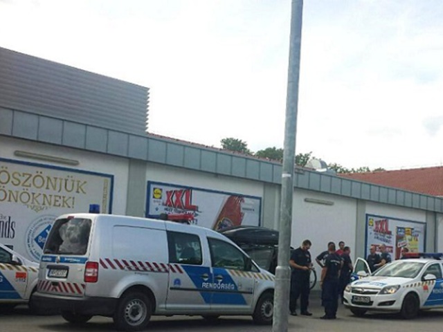 Kora délutáni rendőri intézkedés a bicskei Lidl-parkolóban - képekkel! Több migránst is kirángattak a külföldi rendszámú autóból a nagy erőkkel kivonuló rendőrök!