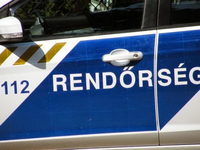 Segédmotor-kerékpáros elsőbbségadás elmulasztása miatt szenvedett balesetet a bicskei Kertvárosban!