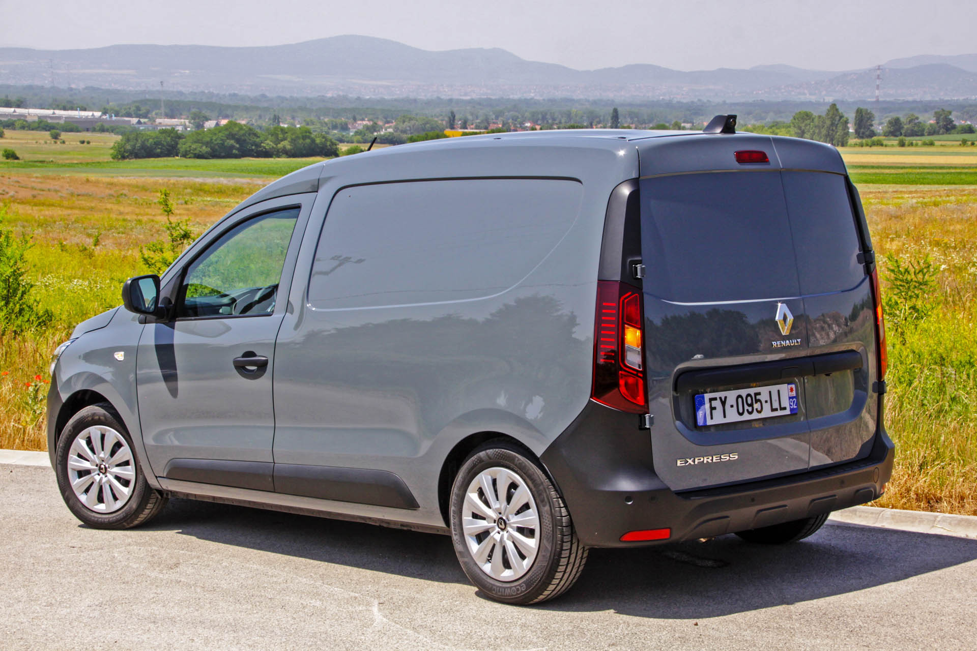 renaultexpressvan2021f.jpg