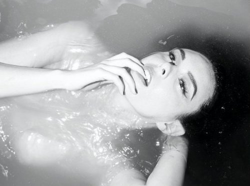 fashion-naked-portrait-tub-water-Favim.com-146864.jpg