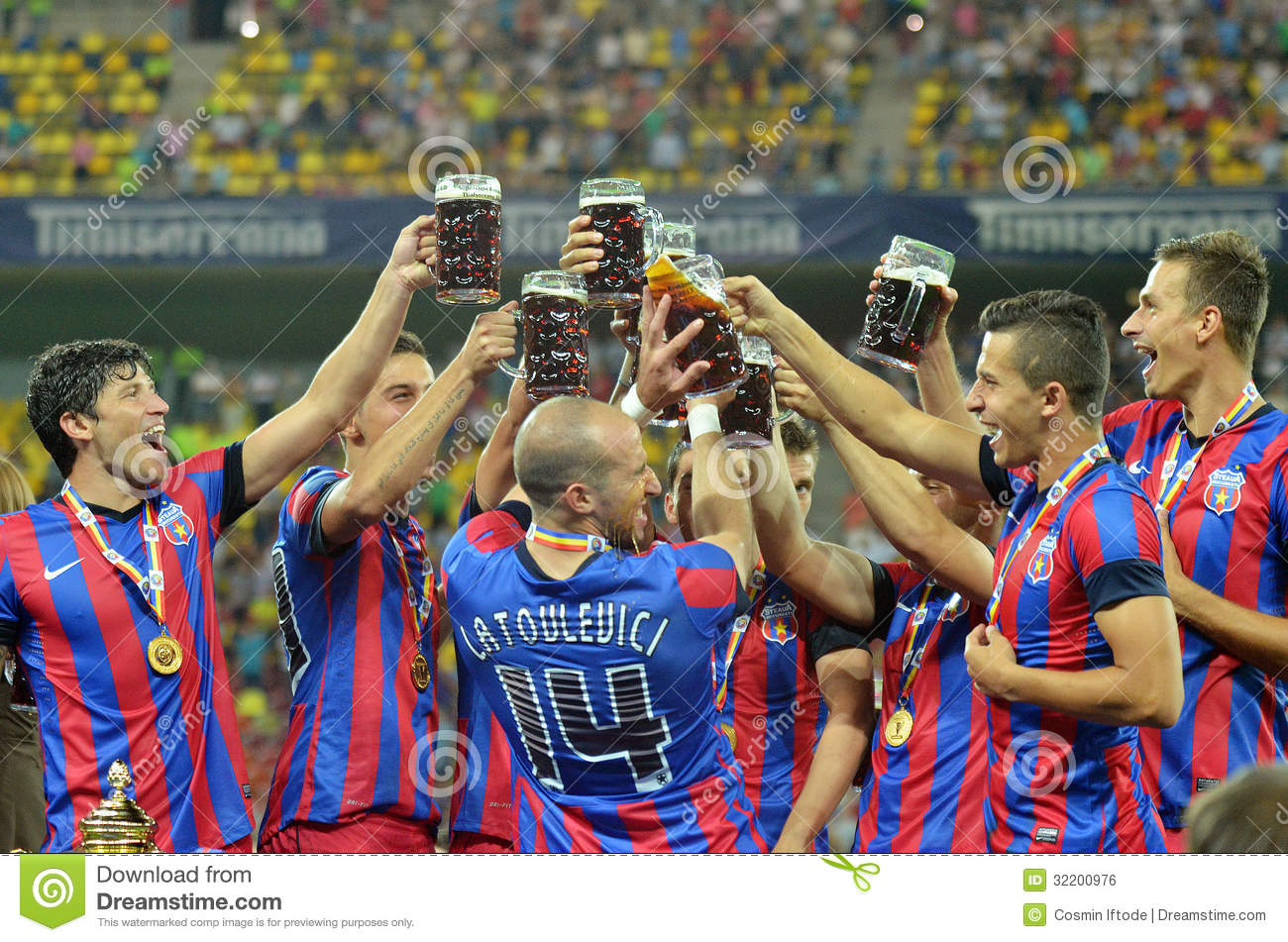 steaua-players-celebrating-victory-beer-celebrate-romanian-supercup-bucharesta-petrolul-ploiesti-won-32200976.jpg