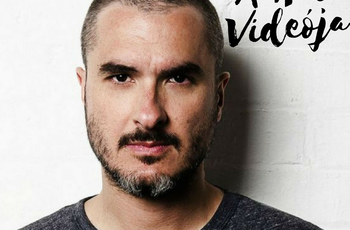 Egy ember, aki imádja a zenét, de még jobban bemutatni azt