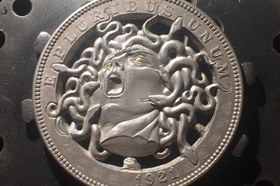Miniatűr domborművek érméken és egyéb fém tárgyakon
