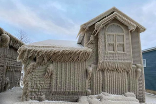 Jégbe fagyott házak az Erie-tó partján.