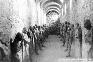 A mexikói Guanajuato hátborzongató múmiái az 1950-es években.