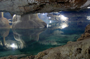 Cenote beszakadt barlangtermek