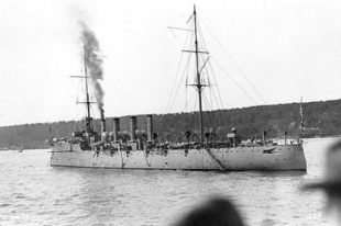 1911-ben Eugene Ely landolt egy hajó fedélzetén.   