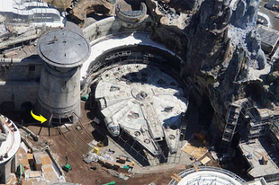 Drón felvételek a Star Wars Galaxy's Edge építéséről.