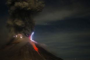 Piszkos vihar más néven vulkáni villámlás.