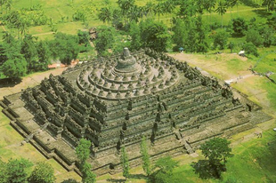 Borobudur a világ legnagyobb buddhista épülete.   
