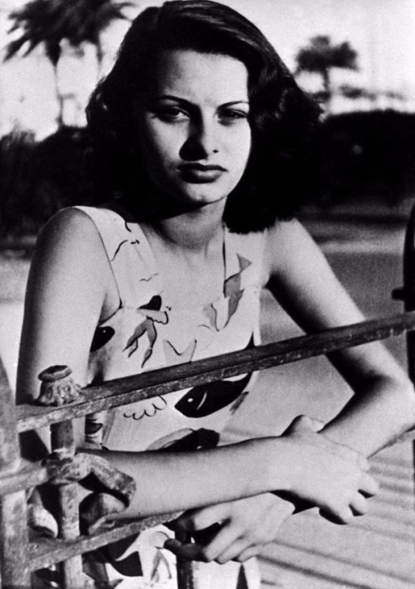 15-letnyaya-sofi-loren-na-konkurse-krasoty-miss-italiya-1950-5.jpg