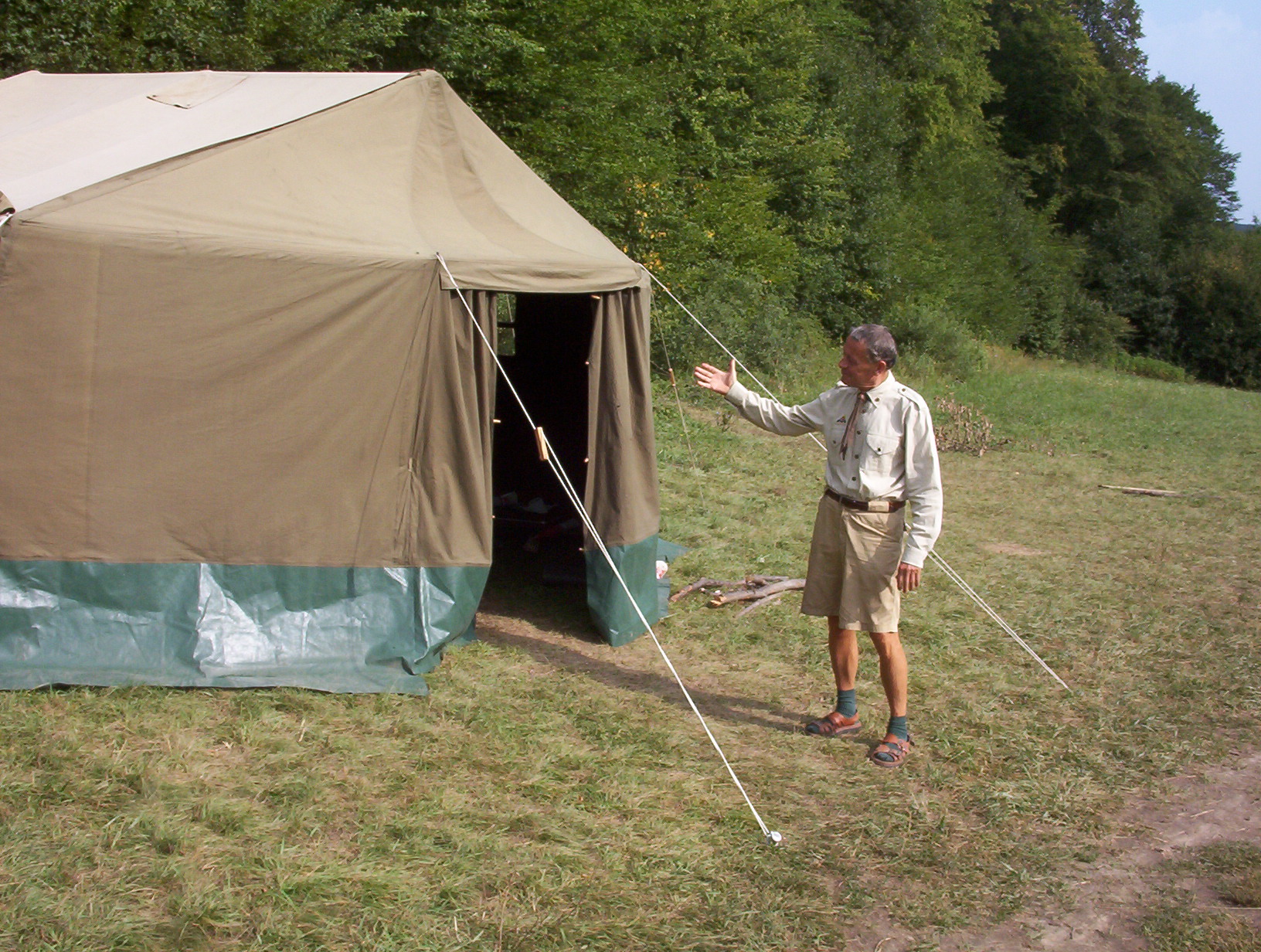 Gyurka bá a 2003-as pulai táborban mutatja főhadiszállását, a GH-sátrat