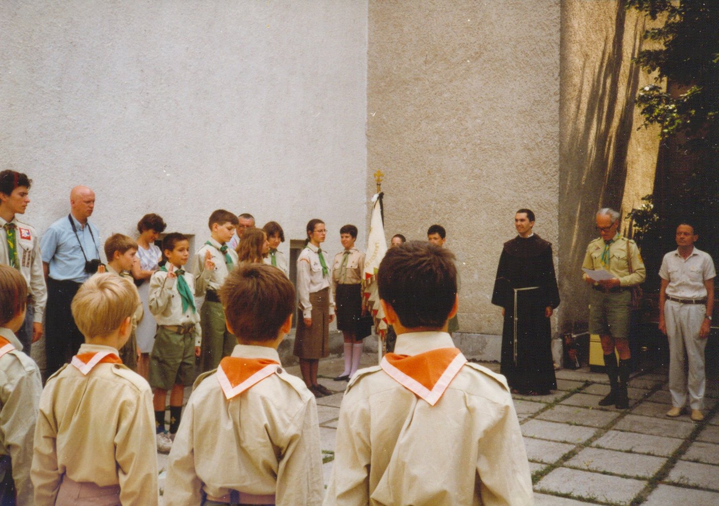 1996-os archív felvétel: fogadalomtétel a templomkertben