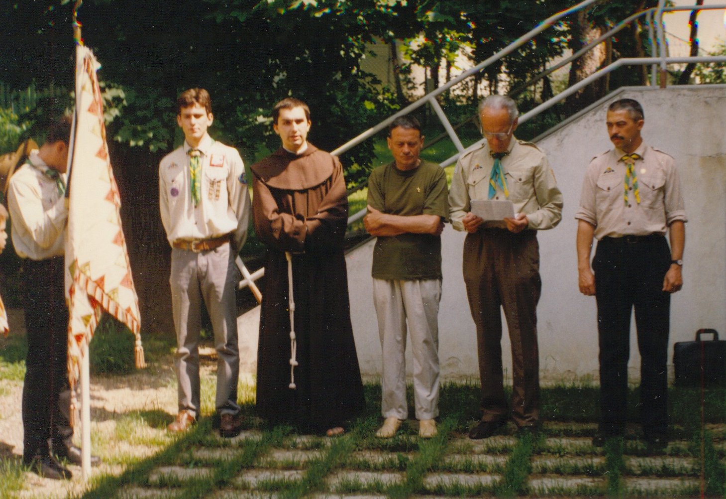 1997-es fogadalomtétel a Szilfa utca kertjében: Albert, Vencel testvér, Gyurka bá, Herbert bá, Sziszi