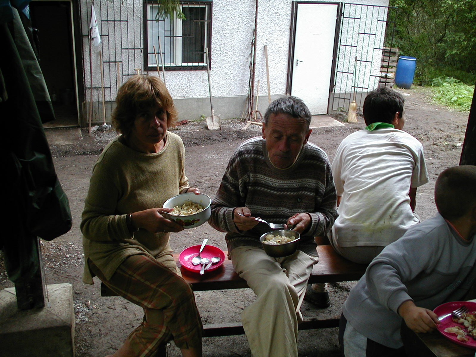 Gyurka bá Hanna nénivel és Bencével a 2002-es máriaforrási esőtáborban