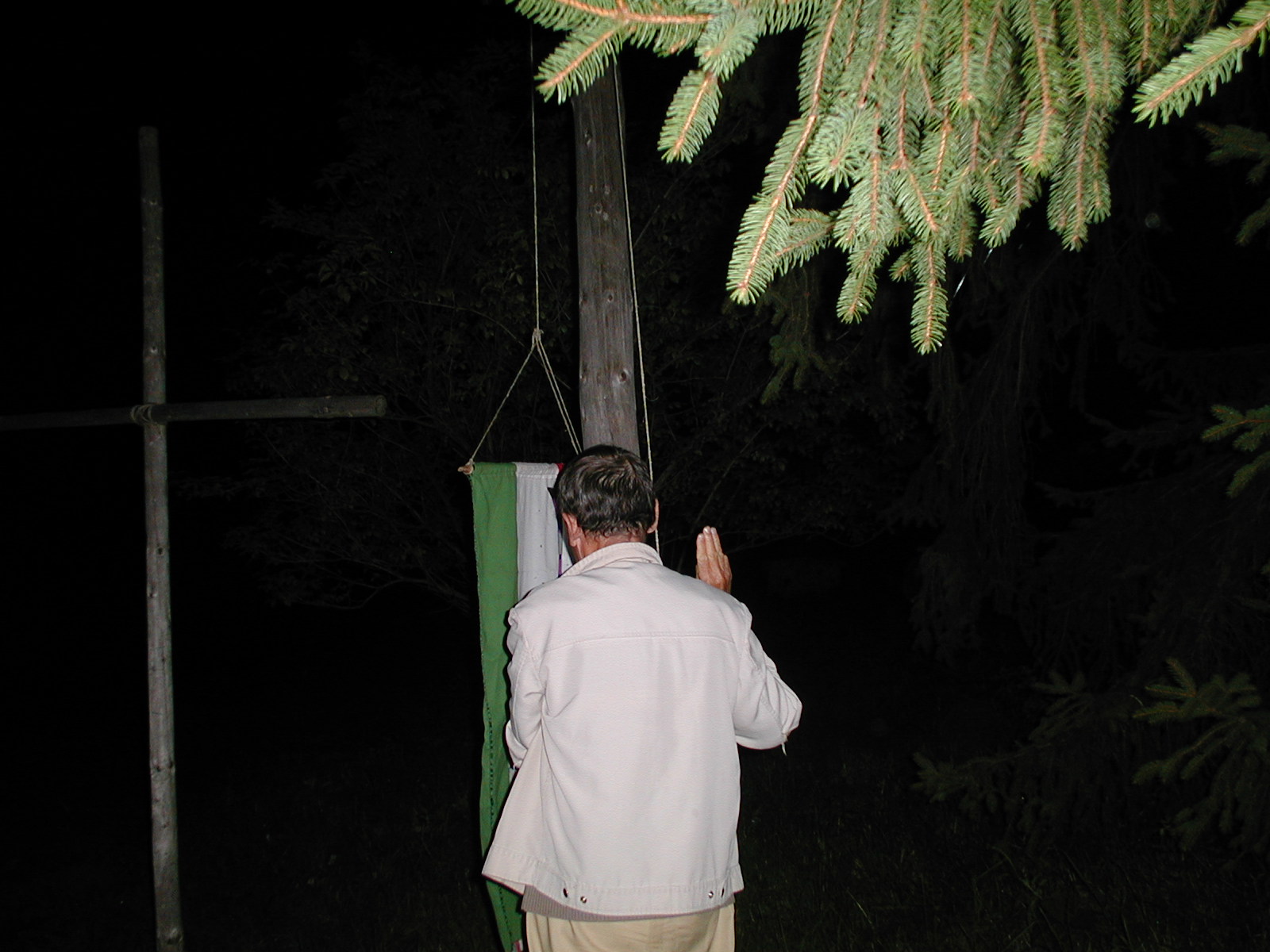 Utolsó este a 2002-es táborban Gyurka bá engedi le a zászlót a szertartáson