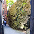 Ez az óriási szikla valahogy ott maradt Manhattan utcáin