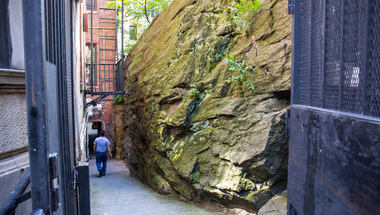 Ez az óriási szikla valahogy ott maradt Manhattan utcáin