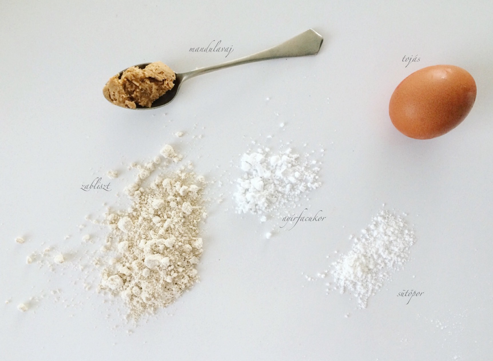 Az 5 hozzávaló: MyProtein mandulavaj, zabliszt, tojás, nyírfacukor, sütőpor