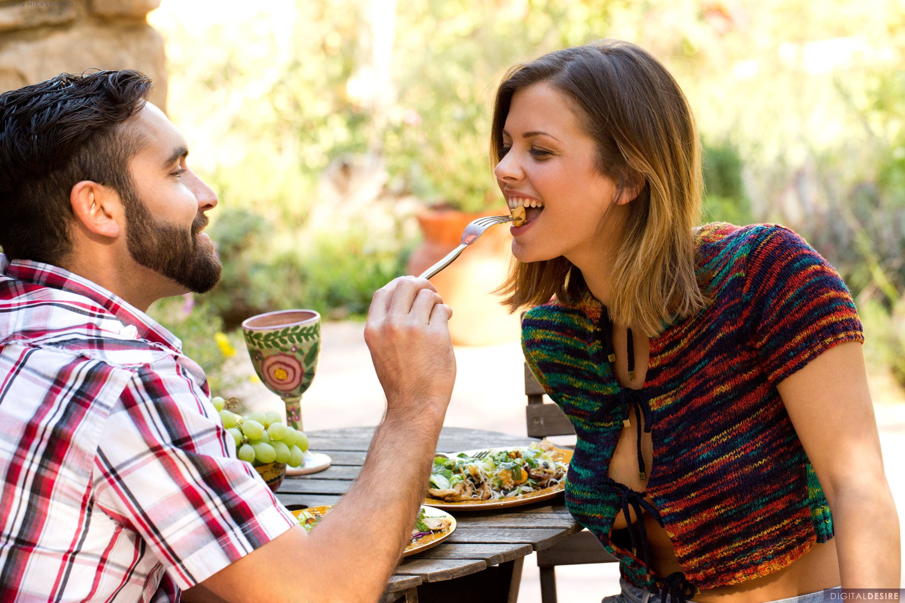 Азиатская еда с людьми фото. While eating. Женщина ест. Маленькая девочка кушает. Человек завтракает.