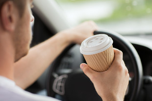 7 köznapi 1 perces: a koffein javítja a vezetés biztonságát?