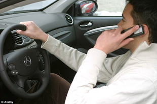 Tényleg olyan veszélyes vezetés közben telefonálni?