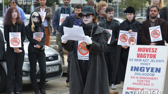 Performansszal tiltakoztak a szatmári színészek fizetésük késése miatt