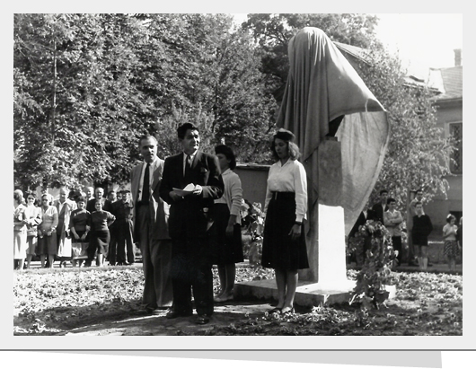 140116_1958 Erdei Ferenc avatja fel Mathiász János szobrát a Vasútkertben.jpg