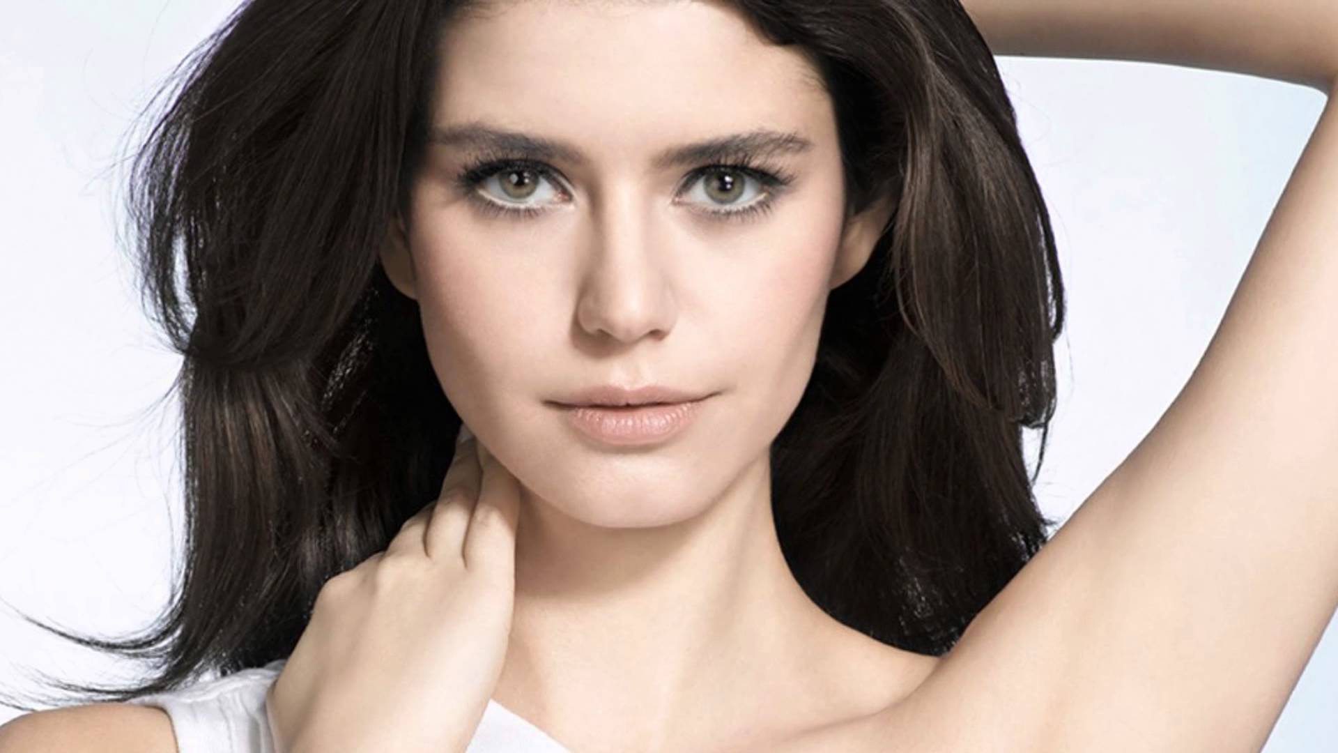 beren-saat-actress-turkish.jpg