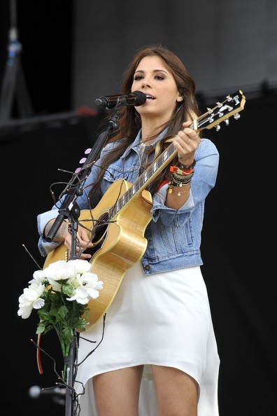 christina_perri_christina_perri_performs_london_juo0oirnuc4l.jpg