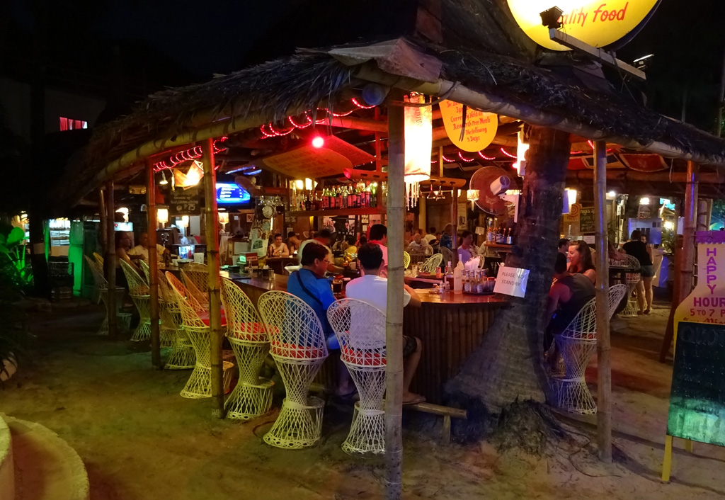 Hamisítatlan trópusi bár, homokkal, langyos trópusi levegővel, sok koktéllal.
