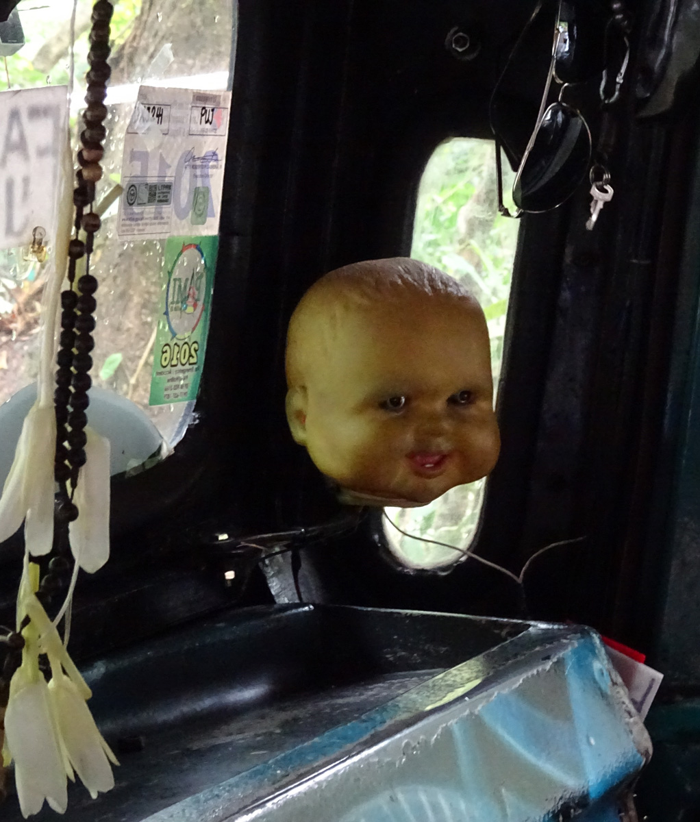 a sofőr fülkéjében levágott baba fej van,
