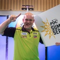 A darts a vírust, van Gerwen pedig Wrightot győzte le