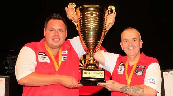 englands-adrian-lewis-phil-taylor-bwin-world-cup-of-darts-champions-lawrence-lustig-pdc_1otu12nmq5gzp1u8aua1cdndo4.jpg