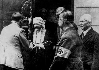 elizabeth_forster_nietzsche_adolf_hitler_nietzsche_archives_weimar_1934.jpg