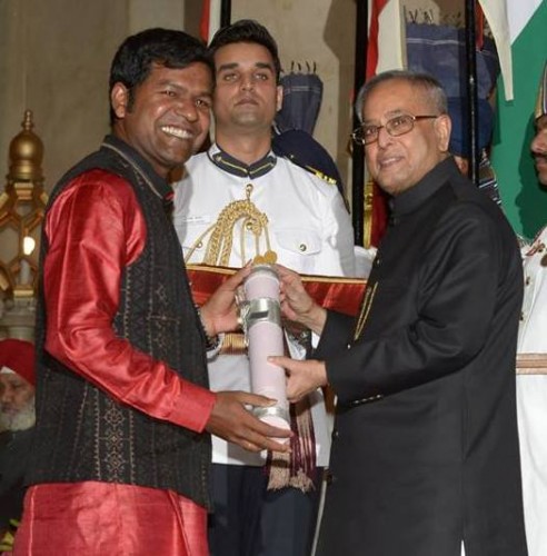 sudarshan-patnaik-receives-award-from-pranab-mukharjee-492x500.jpg