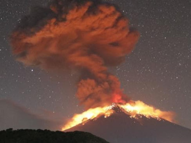 Kitört az Agung Vulkán, elkergettek pár repülőt - Bali